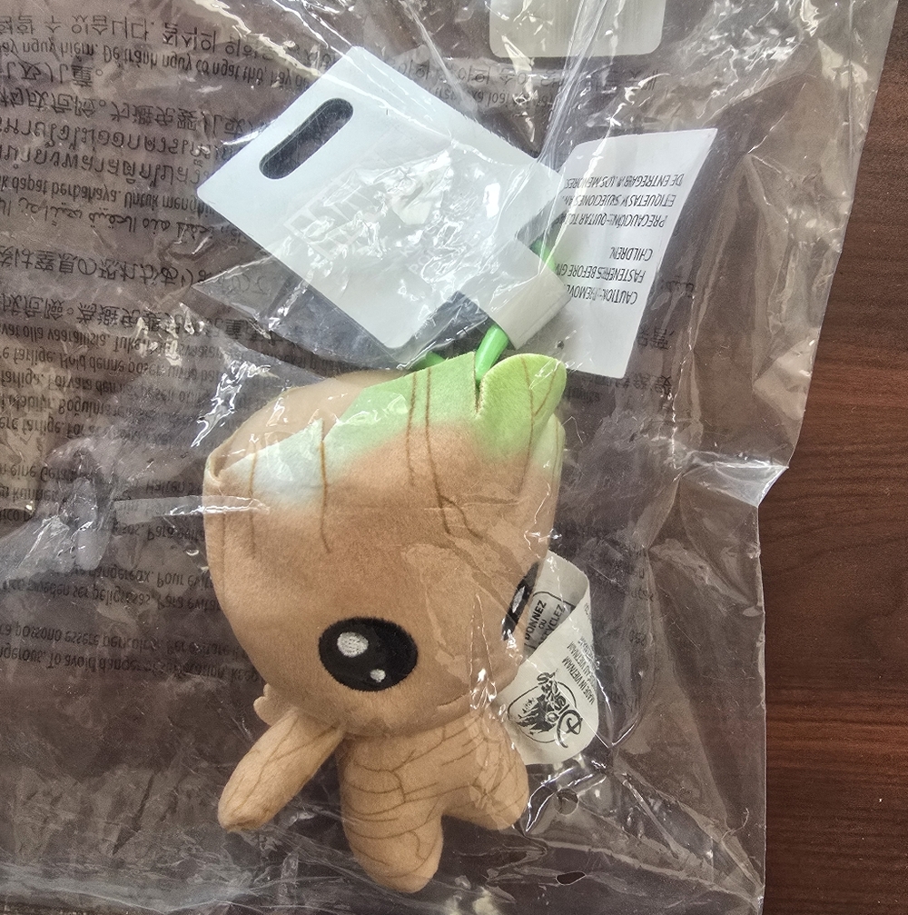 Disney Parks Marvel Guardians of the Galaxy Groot Plush Keychain  New with Tag - Picture 3 of 3